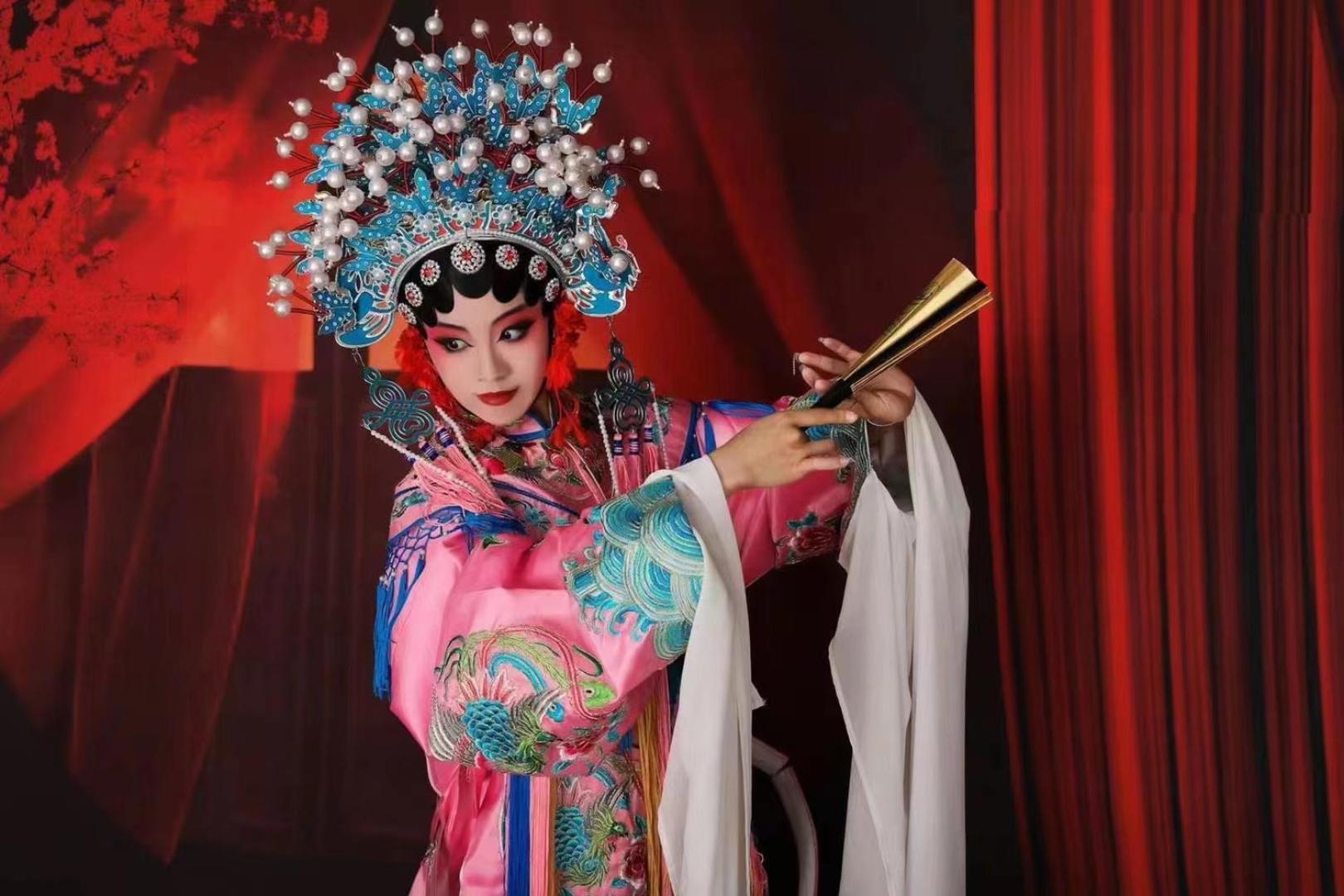 Отель Wenjun Courtyard Hotel---3mins Walk From Subway Station ,near Tianfu Square, Speaking ,tour Servcie 4*