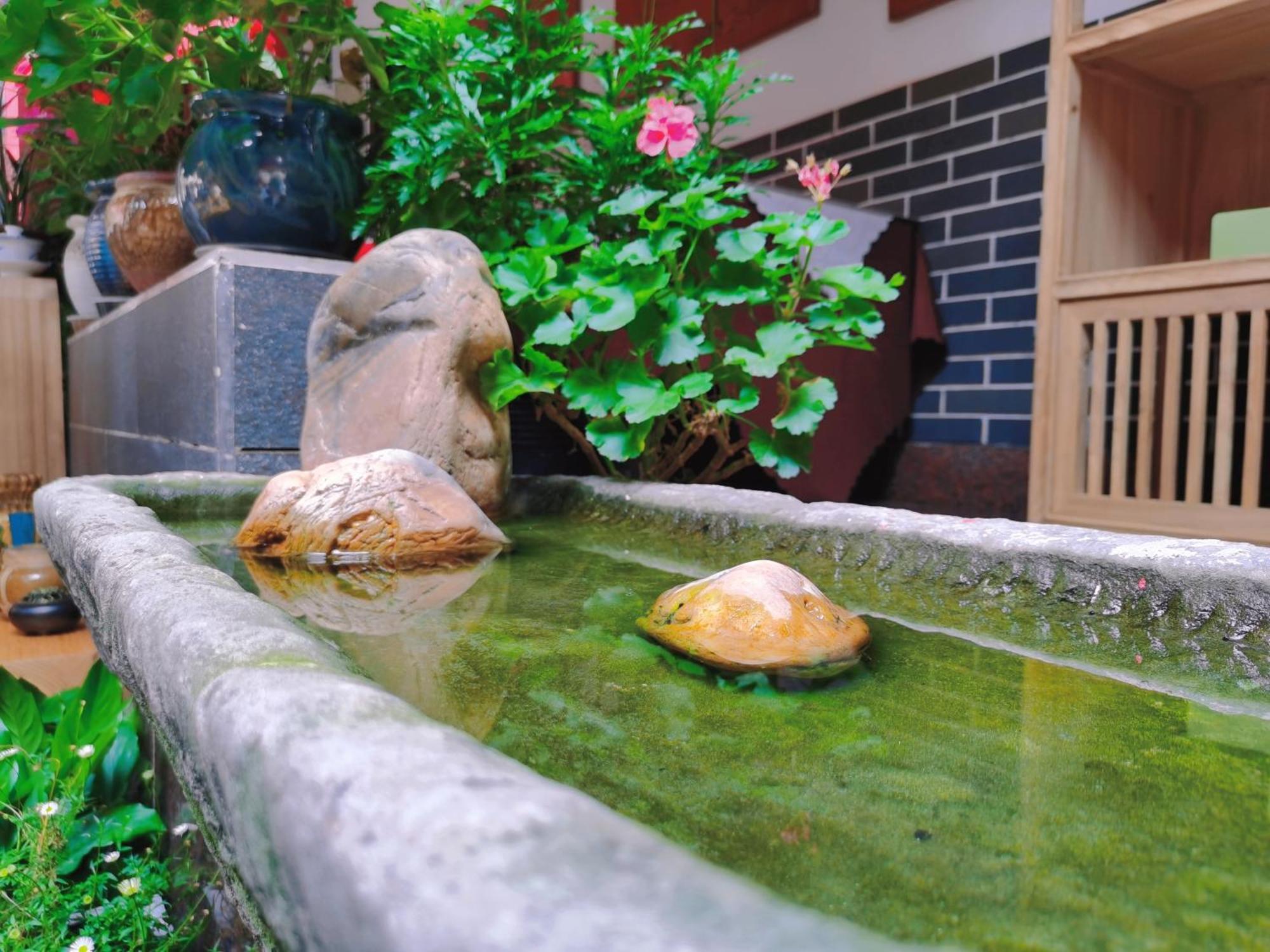 Отель Wenjun Courtyard Hotel---3mins Walk From Subway Station ,near Tianfu Square, Speaking ,tour Servcie
