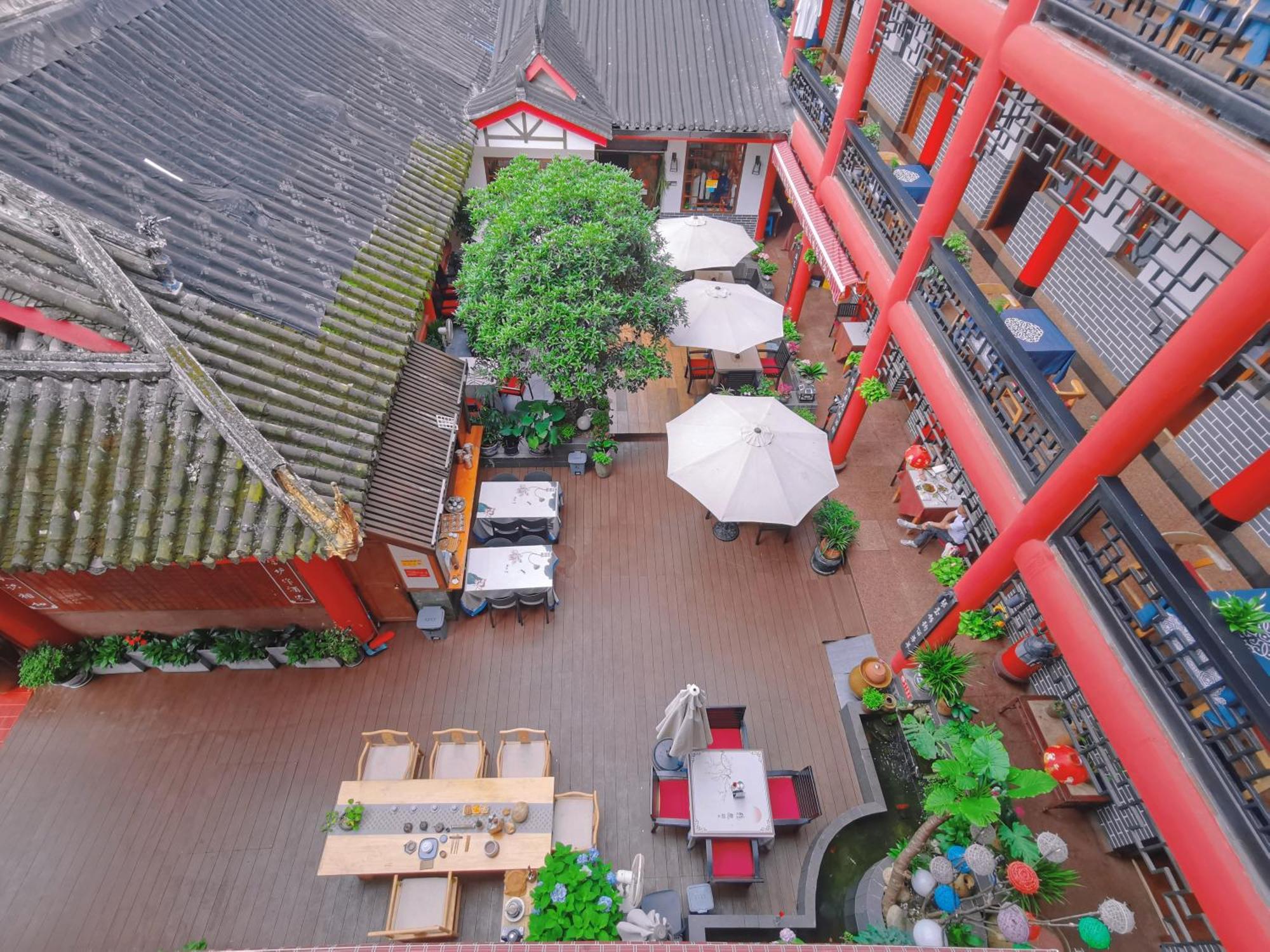 Отель Wenjun Courtyard Hotel---3mins Walk From Subway Station ,near Tianfu Square, Speaking ,tour Servcie 4*