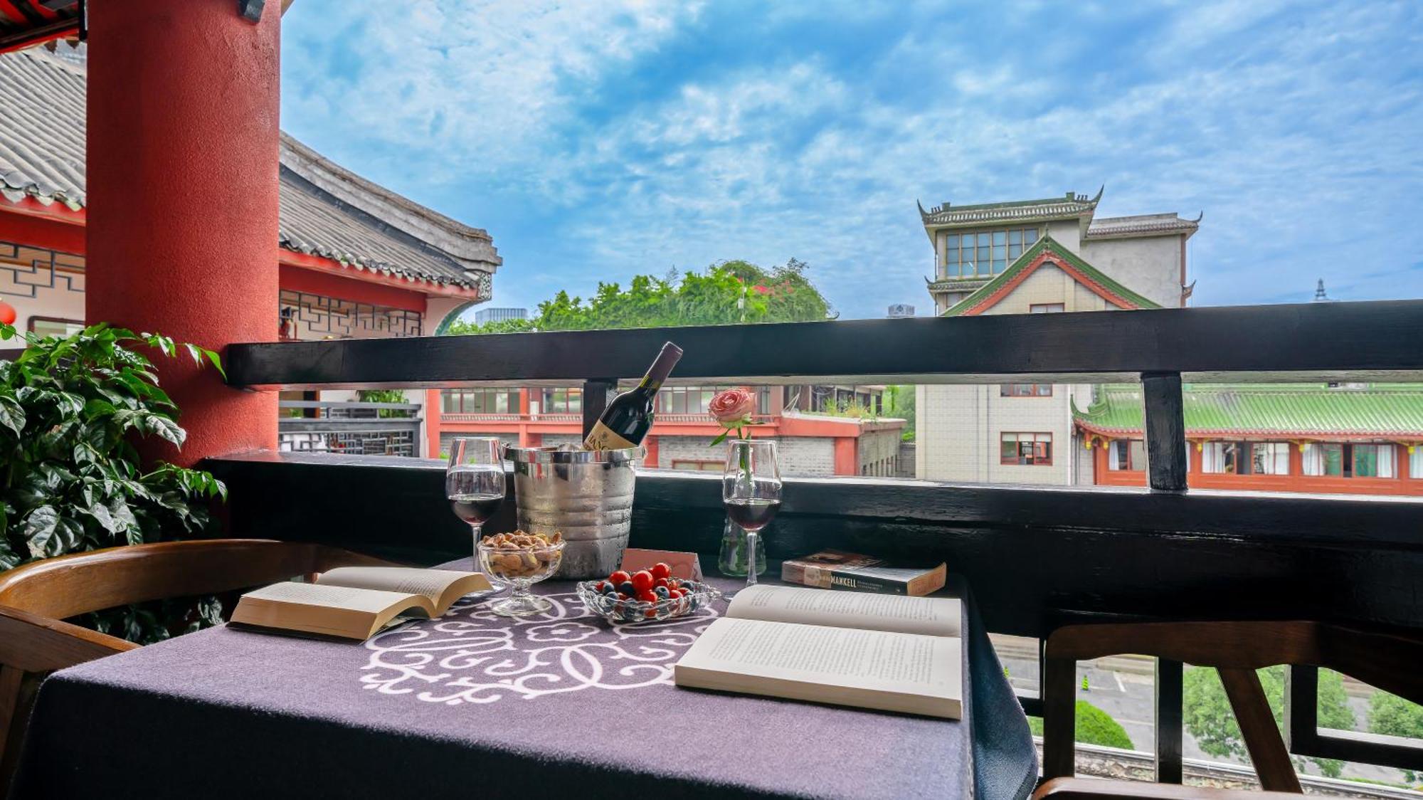 Отель Wenjun Courtyard Hotel---3mins Walk From Subway Station ,near Tianfu Square, Speaking ,tour Servcie