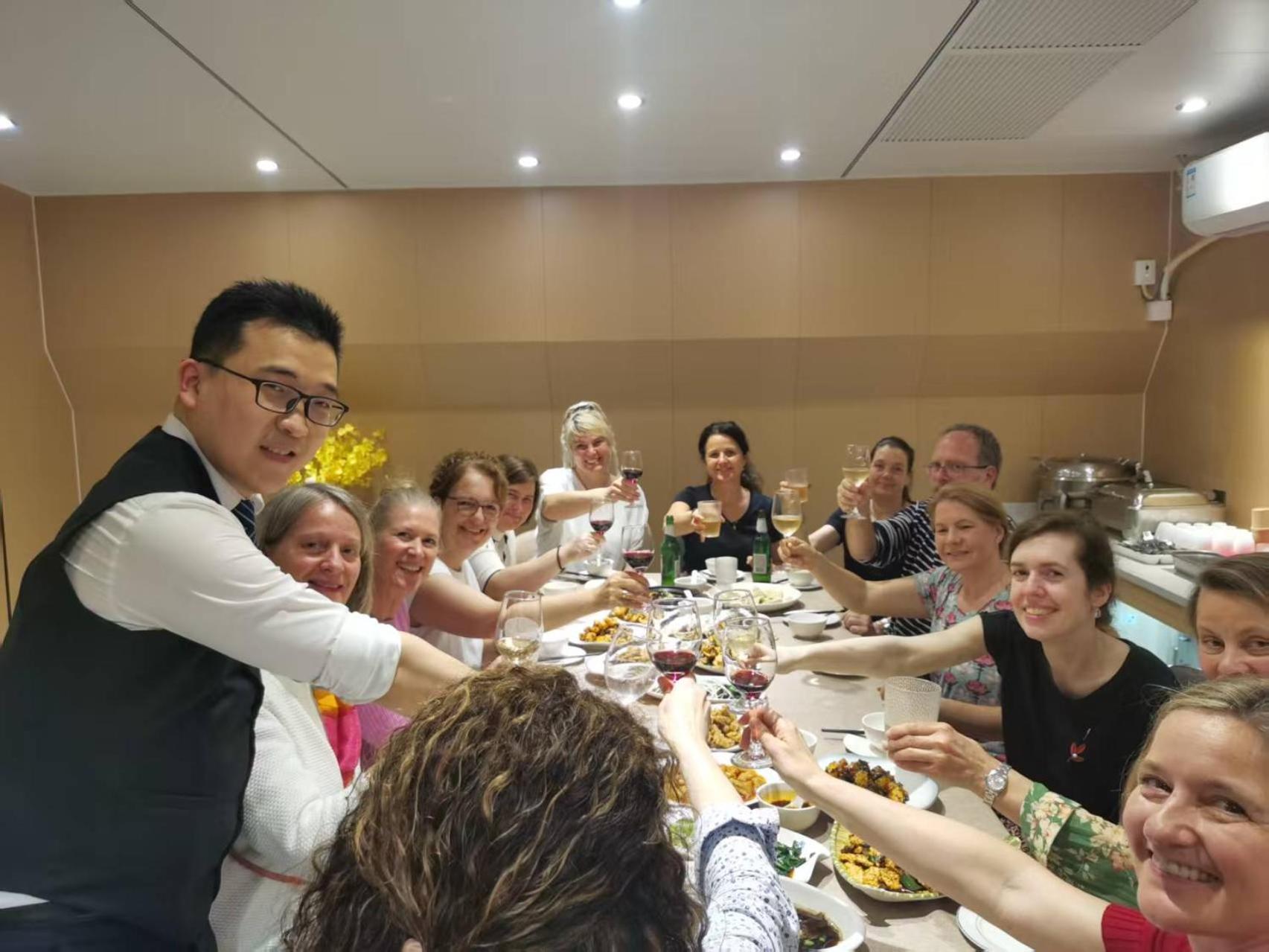 Отель Wenjun Courtyard Hotel---3mins Walk From Subway Station ,near Tianfu Square, Speaking ,tour Servcie